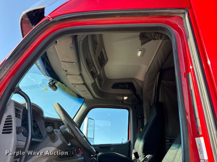 image for item DS4317 2016 Peterbilt 579 semi truck