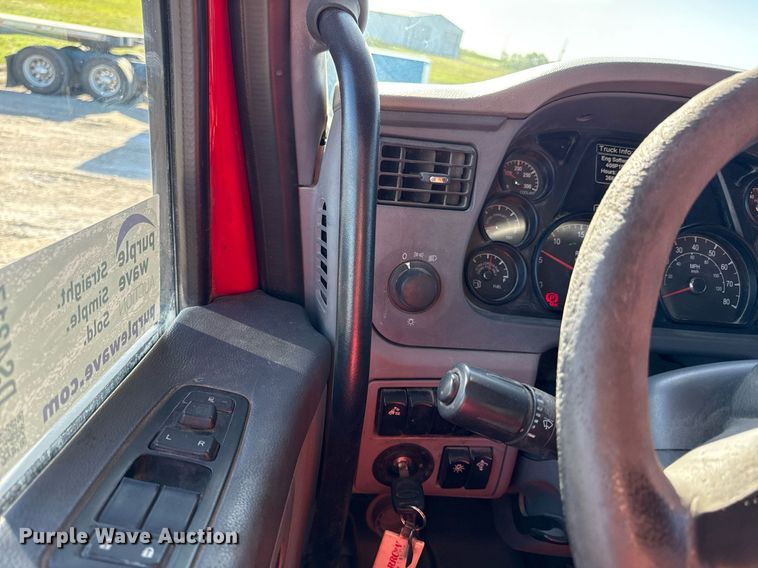 image for item DS4317 2016 Peterbilt 579 semi truck