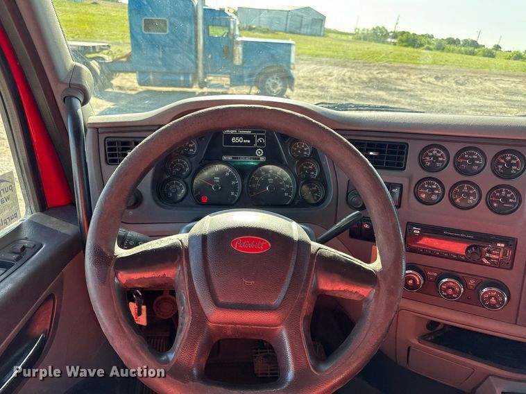 image for item DS4317 2016 Peterbilt 579 semi truck