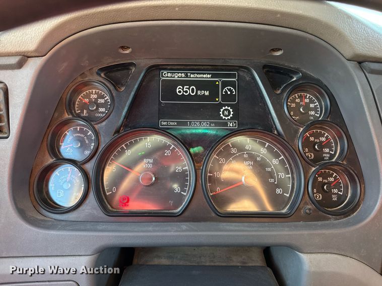 image for item DS4317 2016 Peterbilt 579 semi truck