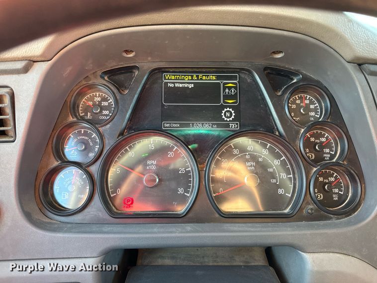 image for item DS4317 2016 Peterbilt 579 semi truck