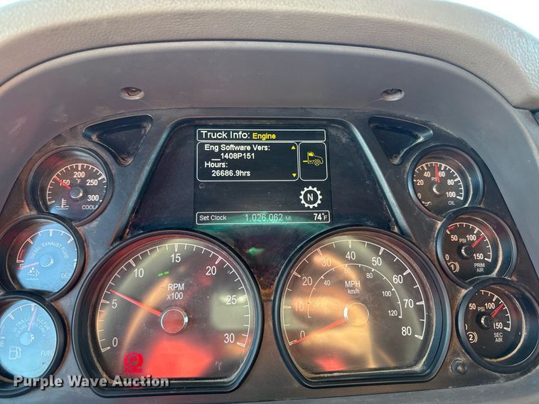 image for item DS4317 2016 Peterbilt 579 semi truck