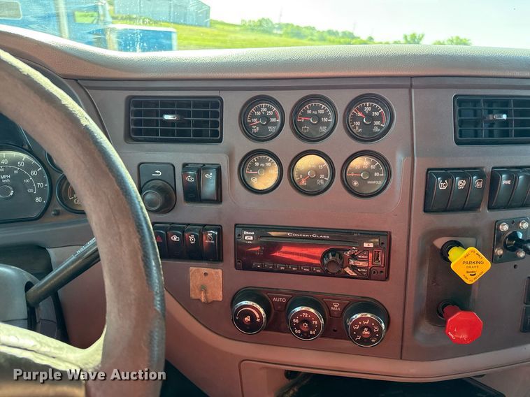image for item DS4317 2016 Peterbilt 579 semi truck
