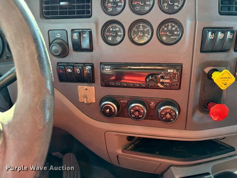 image for item DS4317 2016 Peterbilt 579 semi truck