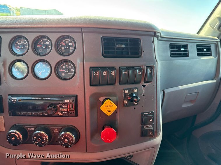 image for item DS4317 2016 Peterbilt 579 semi truck