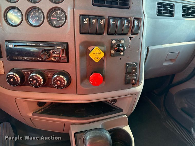 image for item DS4317 2016 Peterbilt 579 semi truck