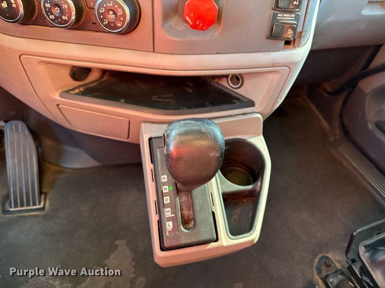 image for item DS4317 2016 Peterbilt 579 semi truck