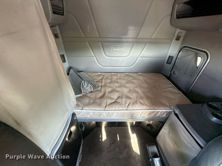 image for item DS4317 2016 Peterbilt 579 semi truck