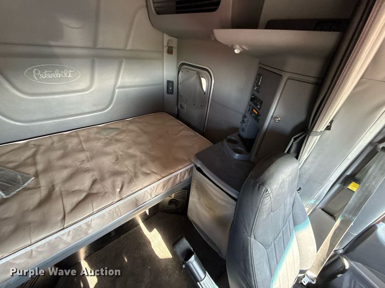 image for item DS4317 2016 Peterbilt 579 semi truck