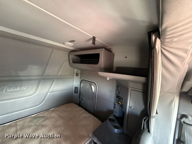 image for item DS4317 2016 Peterbilt 579 semi truck