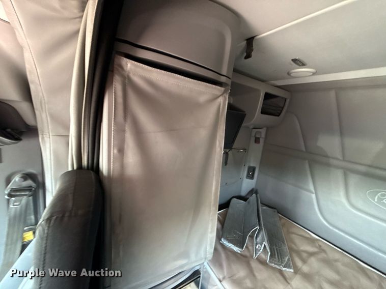 image for item DS4317 2016 Peterbilt 579 semi truck