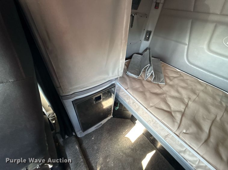 image for item DS4317 2016 Peterbilt 579 semi truck