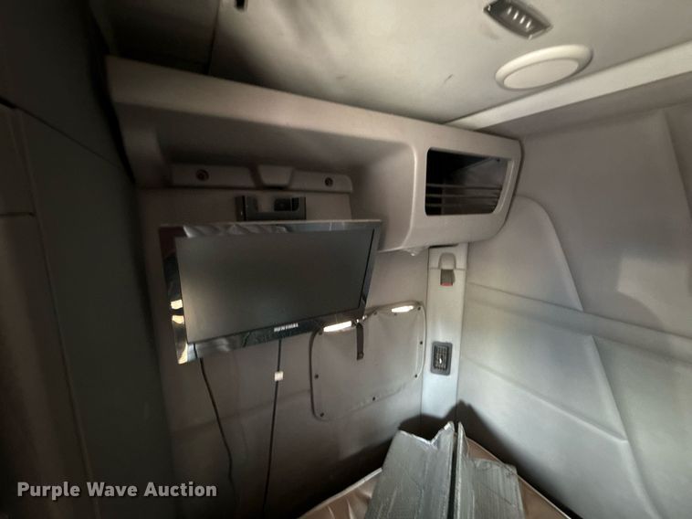 image for item DS4317 2016 Peterbilt 579 semi truck