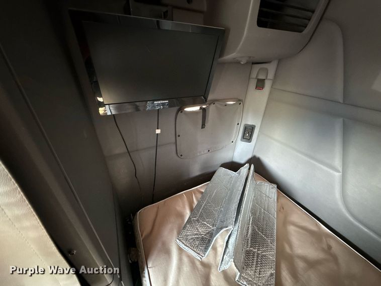 image for item DS4317 2016 Peterbilt 579 semi truck