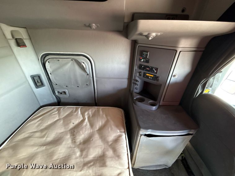 image for item DS4317 2016 Peterbilt 579 semi truck