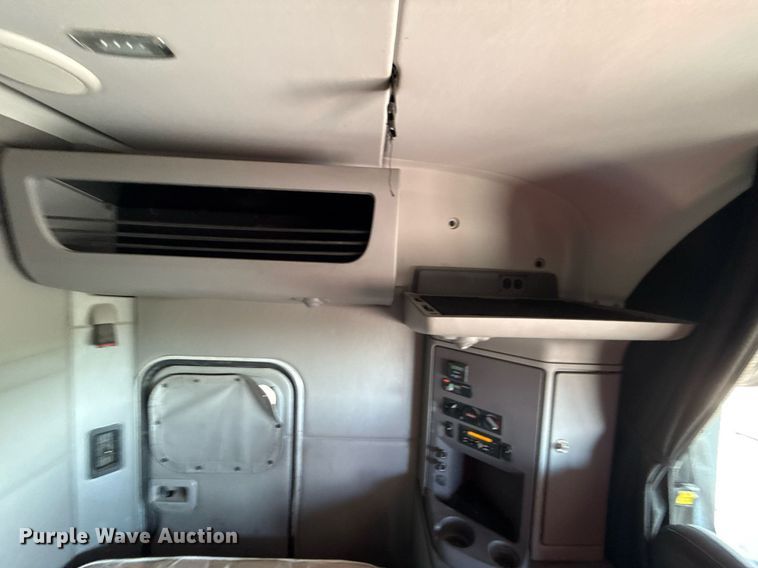 image for item DS4317 2016 Peterbilt 579 semi truck