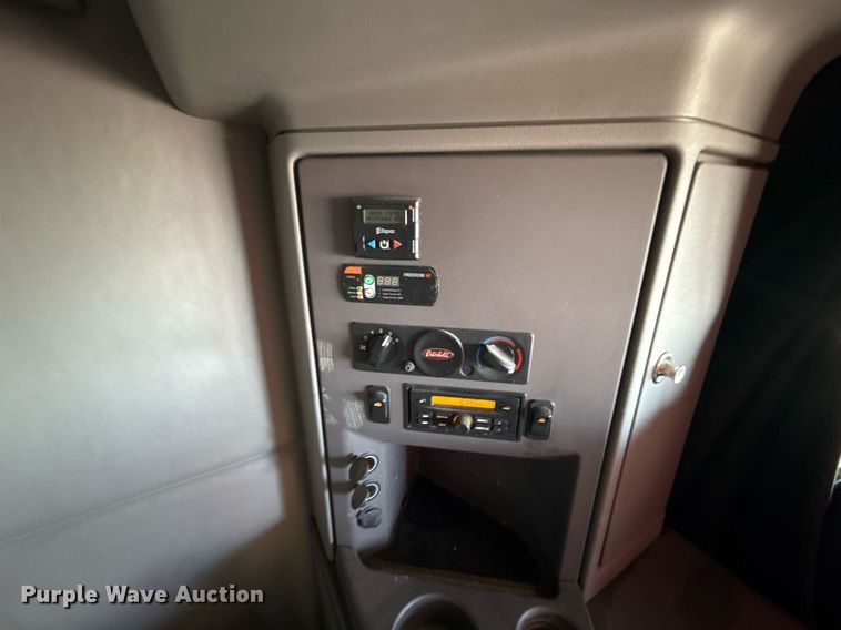 image for item DS4317 2016 Peterbilt 579 semi truck