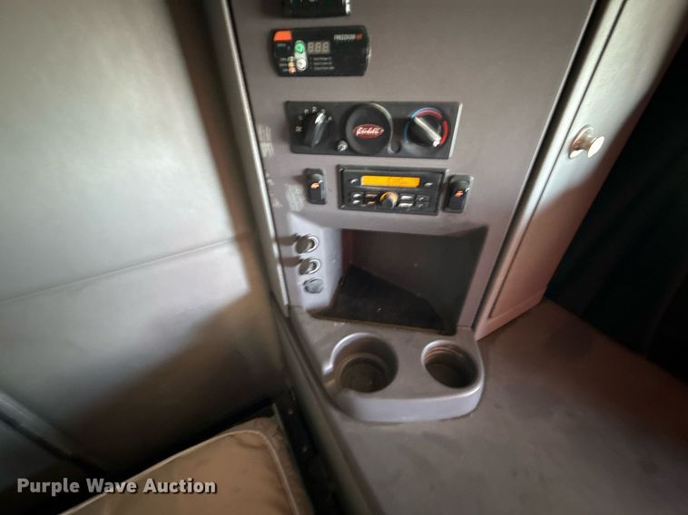 image for item DS4317 2016 Peterbilt 579 semi truck