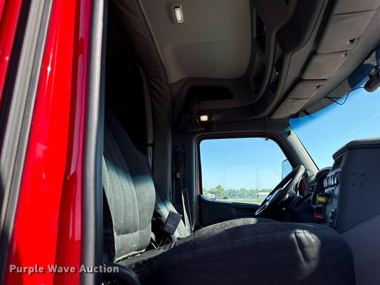 image for item DS4317 2016 Peterbilt 579 semi truck