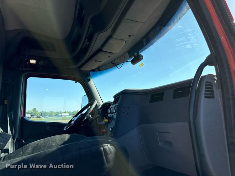 image for item DS4317 2016 Peterbilt 579 semi truck