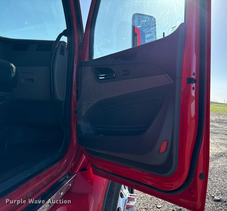 image for item DS4317 2016 Peterbilt 579 semi truck