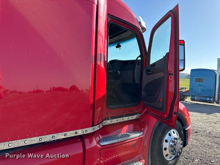 image for item DS4317 2016 Peterbilt 579 semi truck
