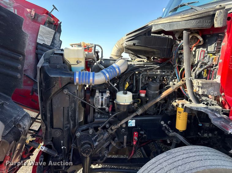 image for item DS4317 2016 Peterbilt 579 semi truck