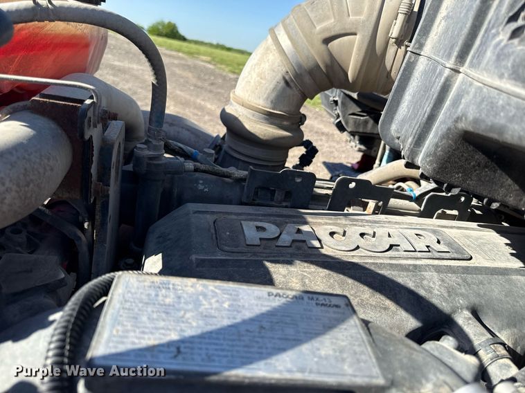 image for item DS4317 2016 Peterbilt 579 semi truck