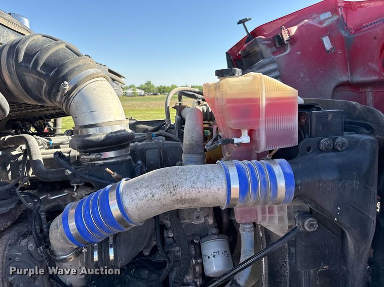 image for item DS4317 2016 Peterbilt 579 semi truck