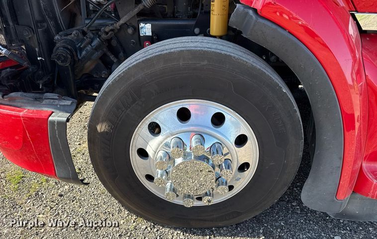 image for item DS4317 2016 Peterbilt 579 semi truck