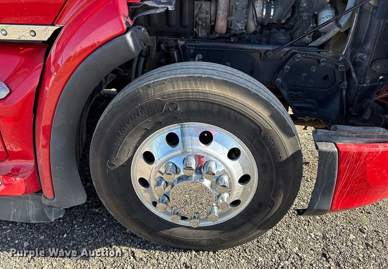 image for item DS4317 2016 Peterbilt 579 semi truck