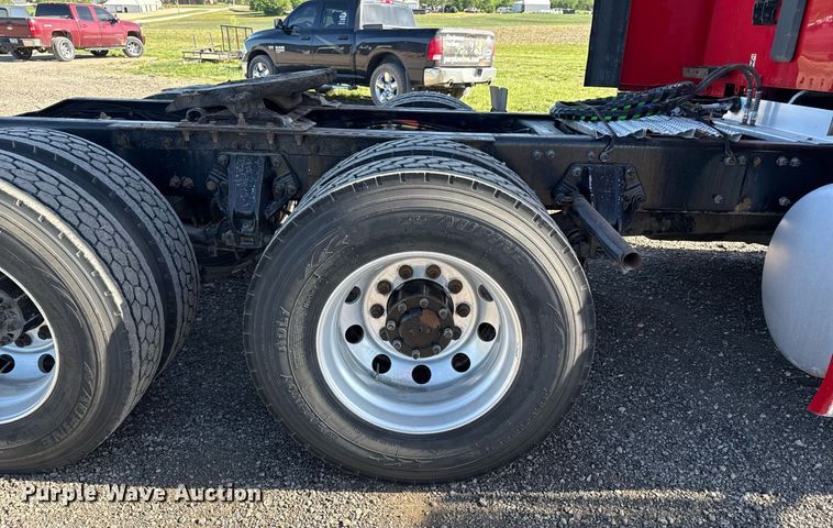 image for item DS4317 2016 Peterbilt 579 semi truck