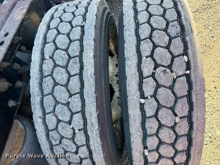 image for item DS4317 2016 Peterbilt 579 semi truck