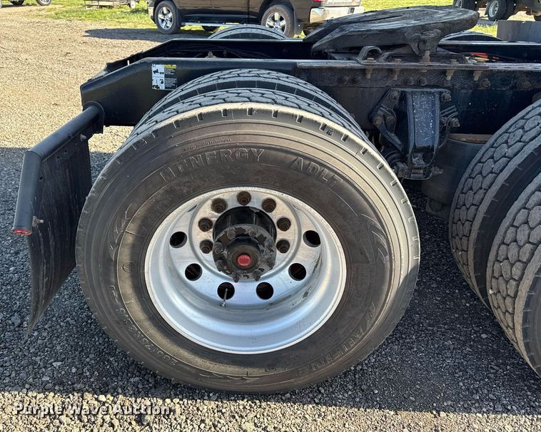 image for item DS4317 2016 Peterbilt 579 semi truck