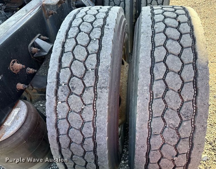 image for item DS4317 2016 Peterbilt 579 semi truck