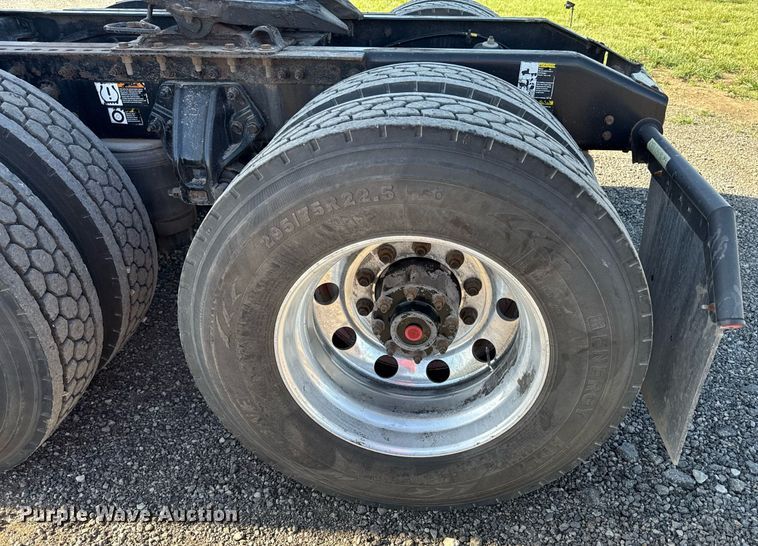 image for item DS4317 2016 Peterbilt 579 semi truck