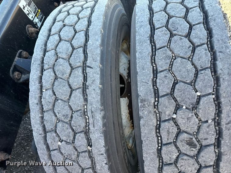 image for item DS4317 2016 Peterbilt 579 semi truck