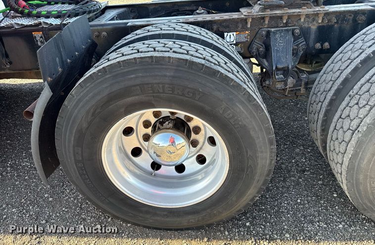 image for item DS4317 2016 Peterbilt 579 semi truck