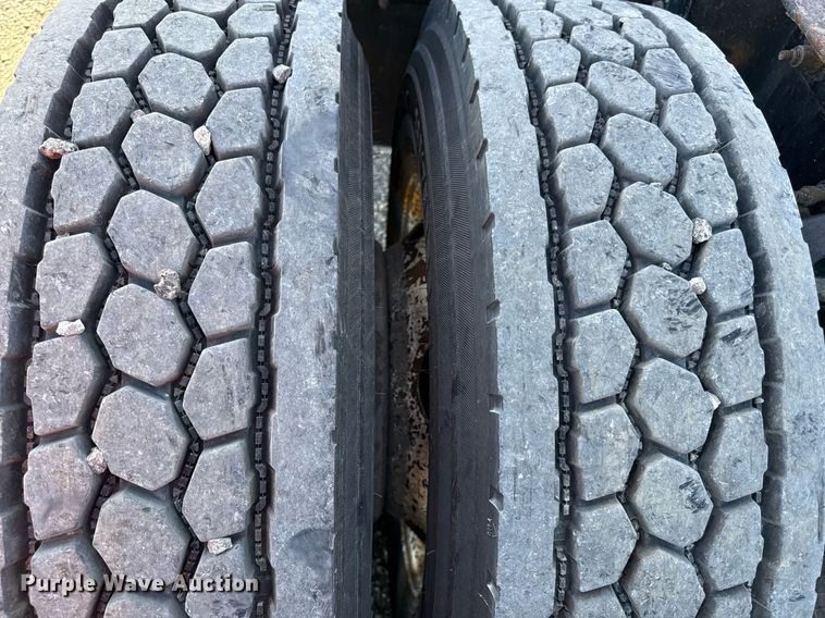 image for item DS4317 2016 Peterbilt 579 semi truck