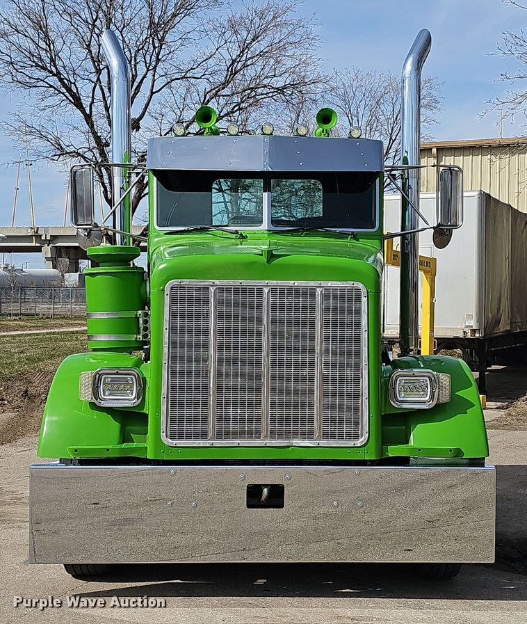 image for item DT6762 1996 Peterbilt 357 semi truck