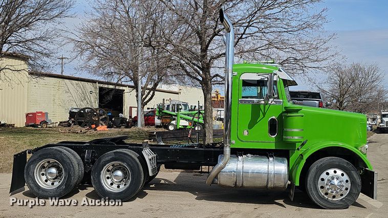 image for item DT6762 1996 Peterbilt 357 semi truck