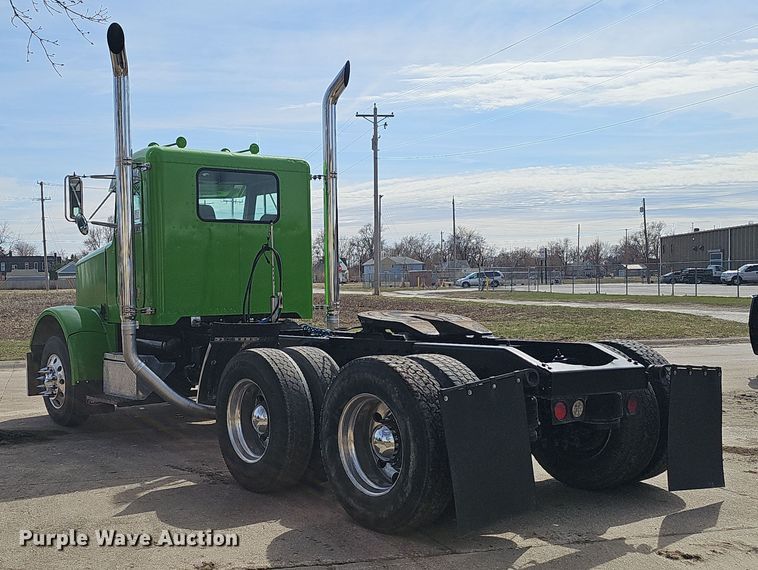 image for item DT6762 1996 Peterbilt 357 semi truck