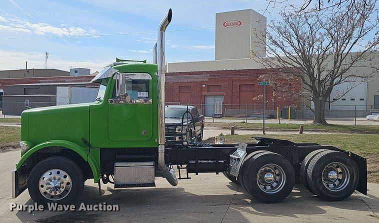 image for item DT6762 1996 Peterbilt 357 semi truck