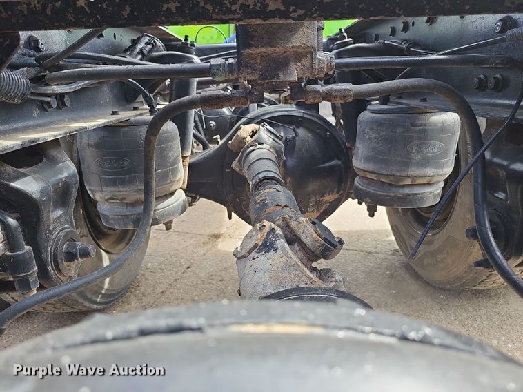 image for item DT6762 1996 Peterbilt 357 semi truck