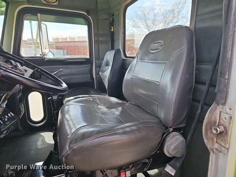 image for item DT6762 1996 Peterbilt 357 semi truck