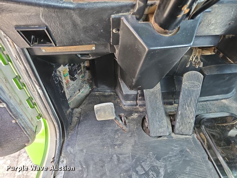 image for item DT6762 1996 Peterbilt 357 semi truck