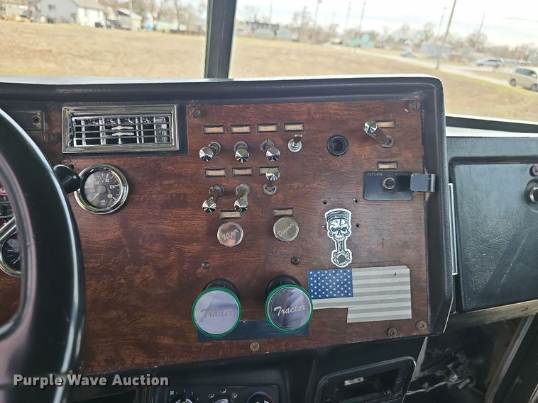 image for item DT6762 1996 Peterbilt 357 semi truck