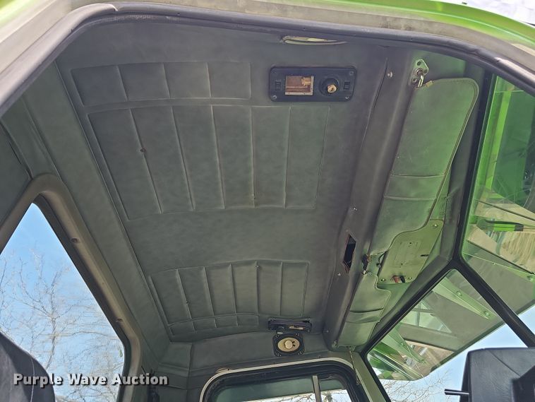 image for item DT6762 1996 Peterbilt 357 semi truck