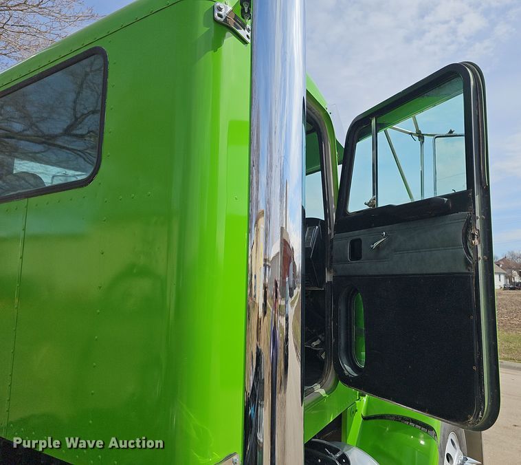 image for item DT6762 1996 Peterbilt 357 semi truck