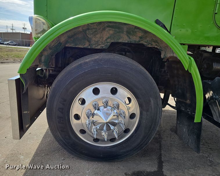 image for item DT6762 1996 Peterbilt 357 semi truck